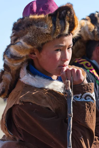 Ukendt jæger venter sin tur til ridning under Golden Eagle festival . - Stock-foto