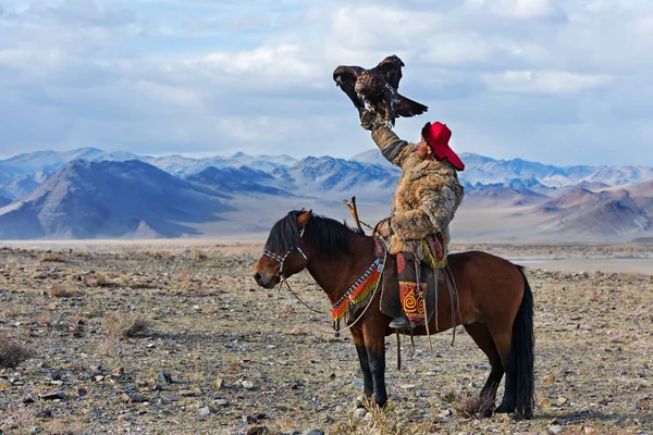 Unknown huntsman with Golden Eagle shows his experience in falconry. — Stock Photo, Image