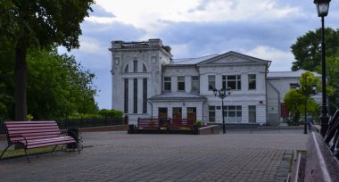    Filarmoni Salonu 'nun binası 1909-1910 yılları arasında mimar Fyodor Livchak tarafından halka açık bir toplantı için inşa edilmiştir. Daha sonra insanların evine, işçi kültürüne ev sahipliği yaptı.     