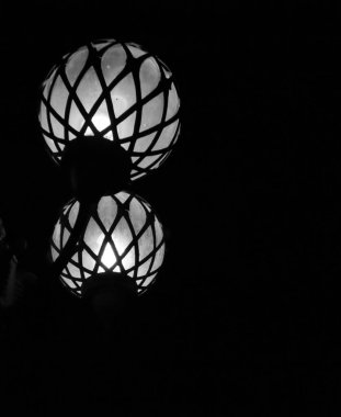 Şehir akşamları küre şeklinde ışık saçıyor.