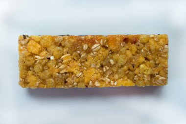 Bir granola çubuğu beyaz arka planda izole edilmiştir..