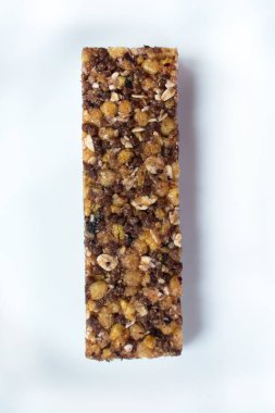 Bir granola çubuğu beyaz arka planda izole edilmiştir..