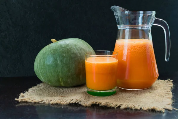 Pompoensap Een Glazen Kan Groene Pompoen Een Zwarte Achtergrond — Stockfoto