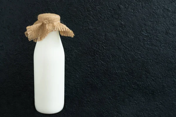 Botella Leche Sobre Fondo Negro Copiar Espacio — Foto de Stock