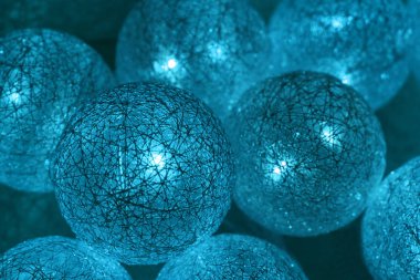  Parlak topların arkaplanı açık mavi.