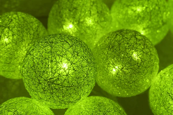 Parlak topların arkaplanı yeşil.