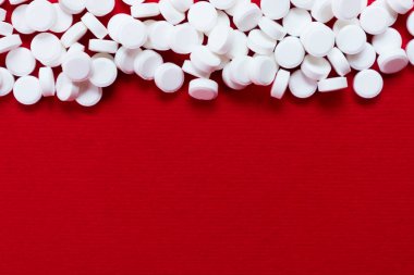 Kırmızıdaki küçük beyaz hapların geçmişi. Kalp hastalığı kavramı. Boşluğu kopyala.