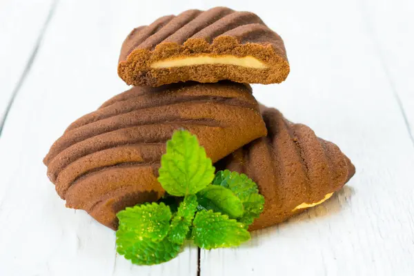 Schokoladenkekse Mit Minzfüllung Auf Weißem Holzgrund Nahaufnahme — Stockfoto