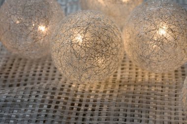 Noel çelengi gümüş renkli toplar.