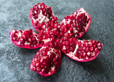 Siyah arkaplanda soyulmuş nar..