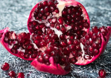 Gri arka planda soyulmuş nar. Yakın plan..