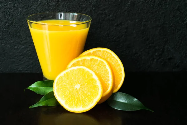 Ποτήρι Πορτοκάλι Και Φέτες Πορτοκαλιού Μαύρο Φόντο — Φωτογραφία Αρχείου