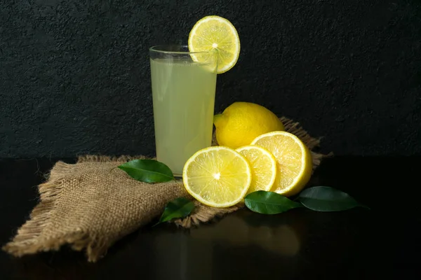 Стакан Лимонного Сока Лимонов Черном Фоне Витамины — стоковое фото