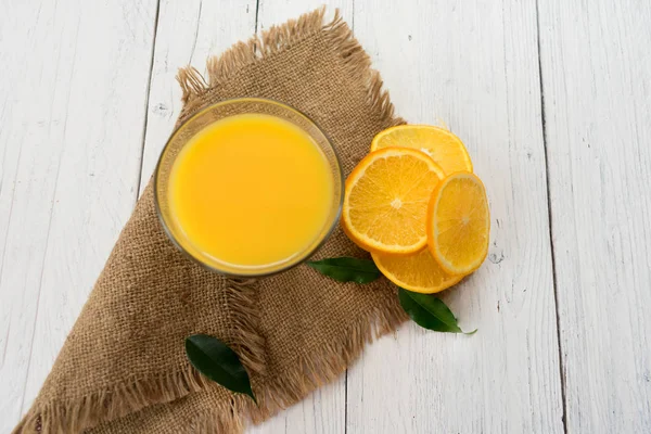 Verre Jus Orange Tranches Orange Sur Une Table Bois Blanc — Photo