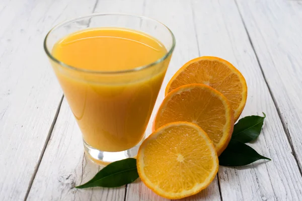 Verre Jus Orange Des Tranches Orange Sur Une Table Bois — Photo