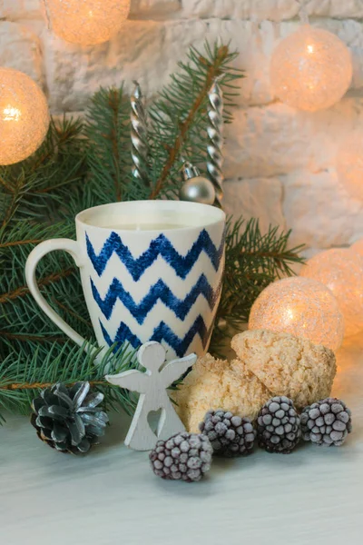 Galletas Coco Moras Congeladas Una Taza Leche Fondo Las Decoraciones —  Fotos de Stock