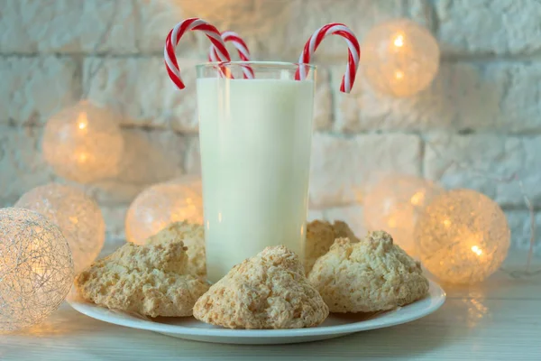 Vaso Leche Con Caramelos Navidad Galletas Coco Sobre Fondo Linternas —  Fotos de Stock