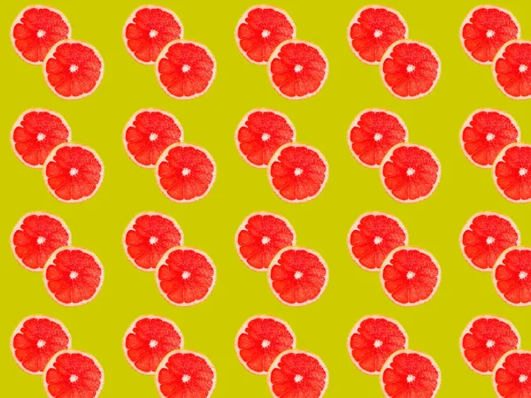 Bezproblémový Fotografický Vzor Grapefruitových Plátků Žlutém Pozadí Bezproblémový Vzor Pro — Stock fotografie