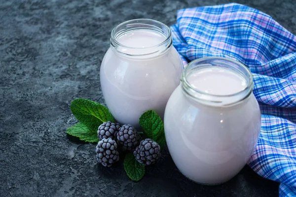 Brombeerjoghurt Einem Glas Auf Schwarzem Hintergrund Kopierraum — Stockfoto