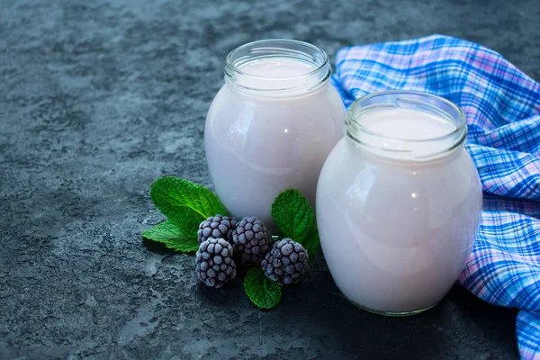 Blackberry Yoghurt Een Pot Een Zwarte Achtergrond Kopieerruimte — Stockfoto