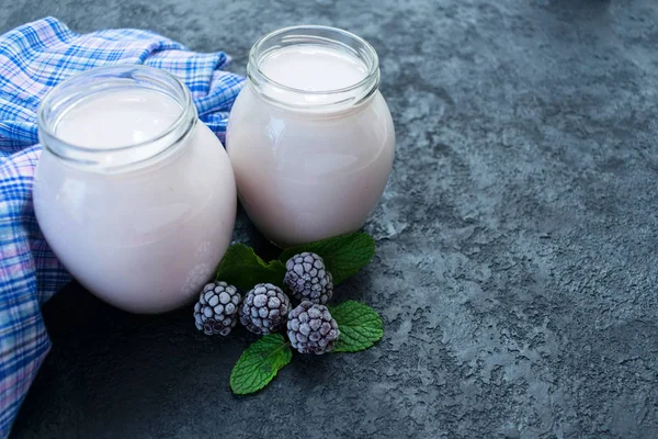 Blackberry Yoghurt Een Pot Een Zwarte Achtergrond Kopieerruimte — Stockfoto