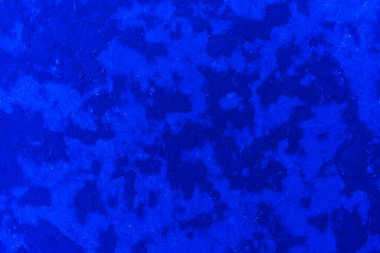 Duvardaki nemli alçının parlak, soyut dokusu, doymuş mavi ve gölgeleri..