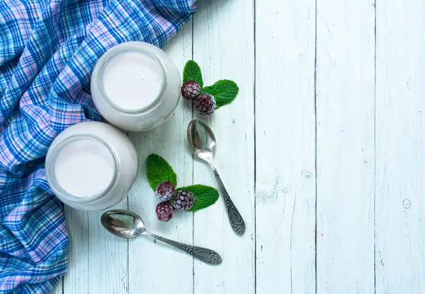 Brombeerjoghurt Gläsern Auf Weißem Holzgrund Ansicht Von Oben Kopierraum — Stockfoto