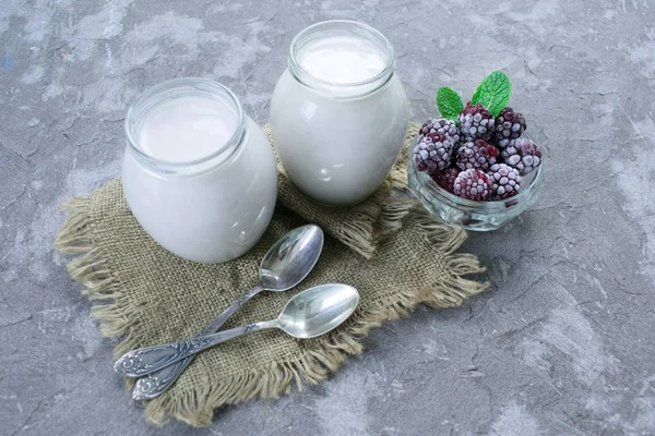 Brombeerjoghurt Glas Vor Grauem Hintergrund Blick Von Oben — Stockfoto