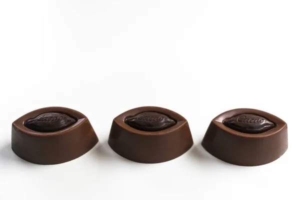 Três Chocolates Isolados Num Fundo Branco Espaço Cópia — Fotografia de Stock
