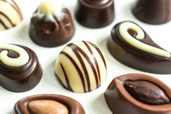 Muitos Chocolates Diferentes Num Fundo Branco Close — Fotografia de Stock