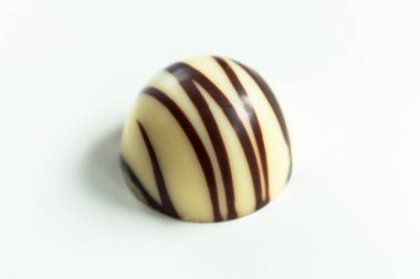 Beyaz arka planda izole edilmiş beyaz çikolata şekeri..