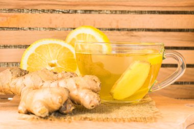 Ahşap arka planda limonlu zencefil çayı. Yakın plan..