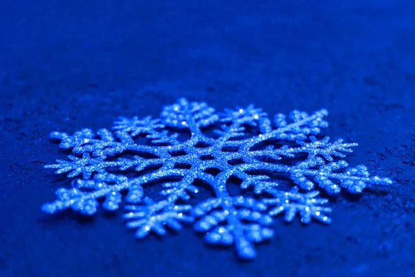 Świąteczne Tło Duży Srebrny Płatek Śniegu Niebieskim Tle Odbiór Minimalistyczna — Zdjęcie stockowe