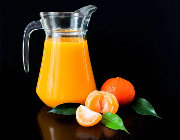 Pitcher Met Tangerine Sap Geïsoleerd Een Zwarte Achtergrond — Stockfoto