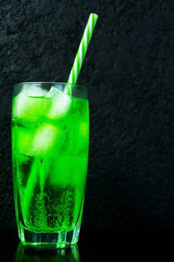 Siyah arka planda buzlu yeşil tarhun içeceği. Soğuk içecek..