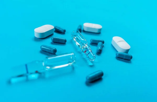 Ampullen Voor Injectie Veel Capsules Een Lichtblauwe Achtergrond Het Concept — Stockfoto