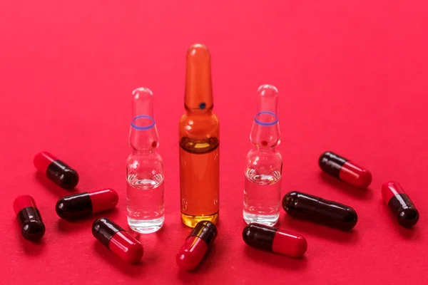 Ampollas Para Preparaciones Inyectables Muchas Cápsulas Sobre Fondo Rojo Copiar — Foto de Stock