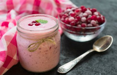 Sağlıklı yoğurt ve siyah arka planda dondurma. Sağlıklı tatlılar kavramı.