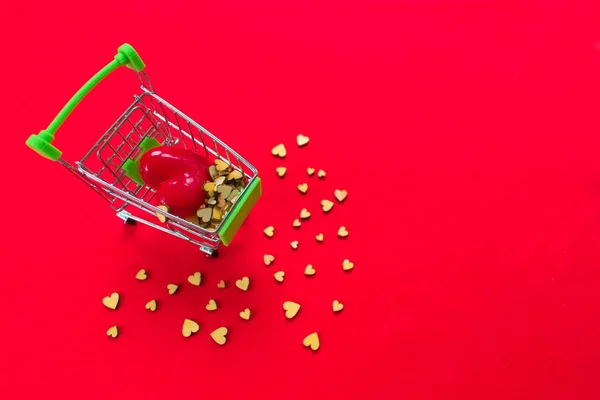 Monte Corações Uma Cesta Supermercado Fundo Vermelho Espaço Cópia — Fotografia de Stock