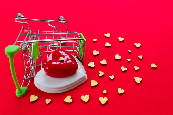 Corazón Cayó Una Cesta Invertida Sobre Fondo Rojo Concepto Compras — Foto de Stock