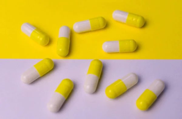 Żółto Białe Kapsułki Celibatu Żółto Białym Tle Wykształcenie Medyczne — Zdjęcie stockowe
