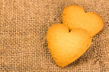  İki kalp şeklinde kurabiye. Yakın plan. Boşluğu kopyala.