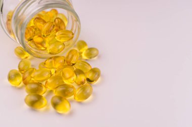 Beyaz arka planda Omega 3 balık yağı kapsülleri. Boşluğu kopyala.