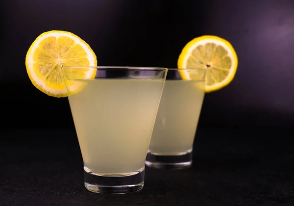 Zwei Gläser Mit Zitronensaft Auf Schwarzem Hintergrund — Stockfoto