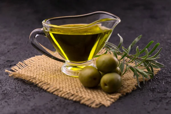 Aceite Oliva Una Cacerola Romero Aceitunas Sobre Fondo Negro Primer —  Fotos de Stock