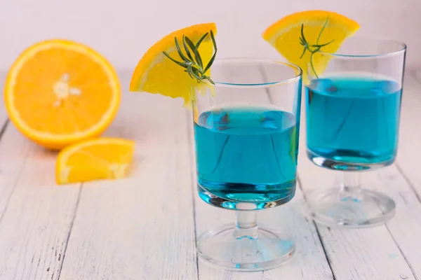 Bebida Alcohólica Azul Con Rodajas Naranja Sobre Fondo Madera Blanca — Foto de Stock