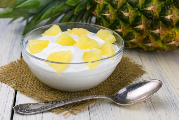  Cam tabakta ev yapımı ananaslı yoğurt. Işık ve sağlıklı tatlılar kavramı.