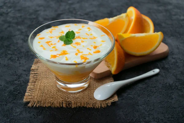 Yogur Con Naranja Rodajas Frescas Naranja Sobre Fondo Negro —  Fotos de Stock