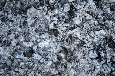  Soyu tükenmiş bir yangında kömür ve küller. Doğal arkaplan.