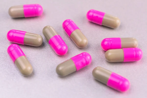 Kapszulák Tabletták Színes Szürke Alapon Közelkép — Stock Fotó